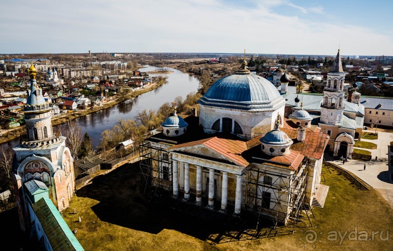 ТОРЖОК , БОРИСОГЛЕБСКИЙ МОНАСТЫРЬ. СТАРО-ВОЗНЕСЕНСКАЯ ЦЕРКОВЬ XVIII В И БЕЛЫЙ ДОМ В ТОРЖКЕ
