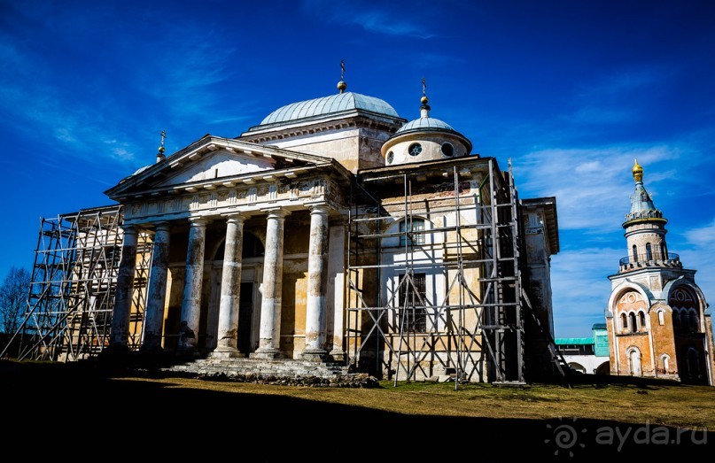 ТОРЖОК , БОРИСОГЛЕБСКИЙ МОНАСТЫРЬ. СТАРО-ВОЗНЕСЕНСКАЯ ЦЕРКОВЬ XVIII В И БЕЛЫЙ ДОМ В ТОРЖКЕ