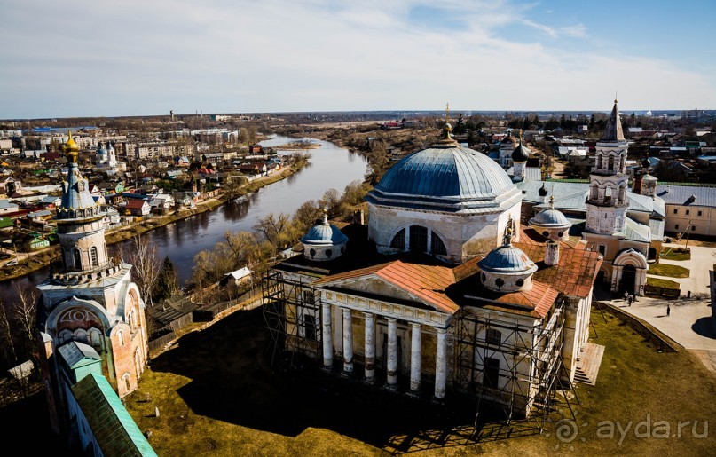 ТОРЖОК , БОРИСОГЛЕБСКИЙ МОНАСТЫРЬ. СТАРО-ВОЗНЕСЕНСКАЯ ЦЕРКОВЬ XVIII В И БЕЛЫЙ ДОМ В ТОРЖКЕ