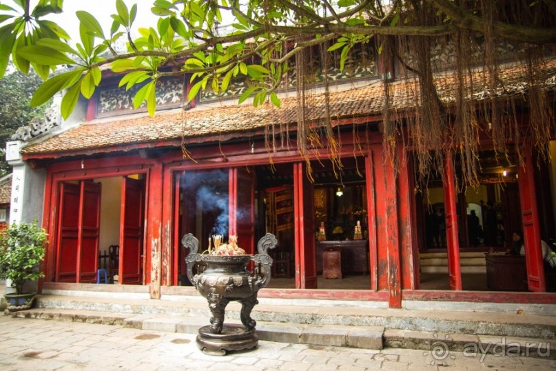 ВОКРУГ ОЗЕРА В ХАНОЕ