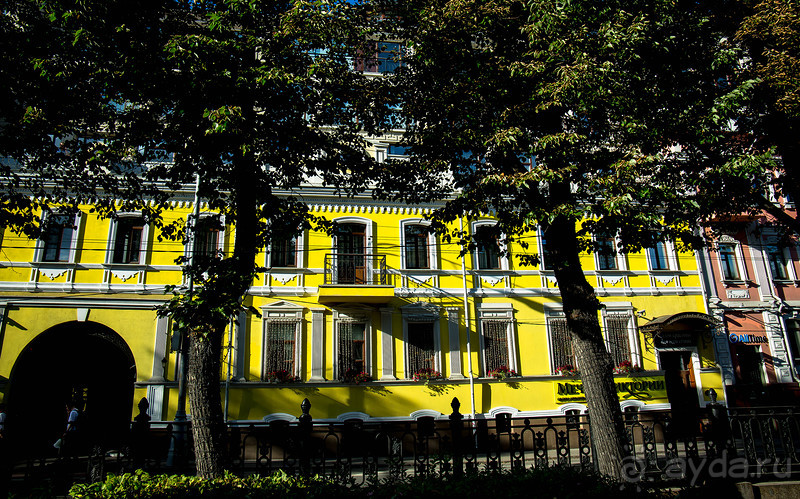 ЕЛИСЕЕВСКИЙ МАГАЗИН И ЧАЙ - КОФЕ НА МЯСНИЦКОЙ В МОСКВЕ