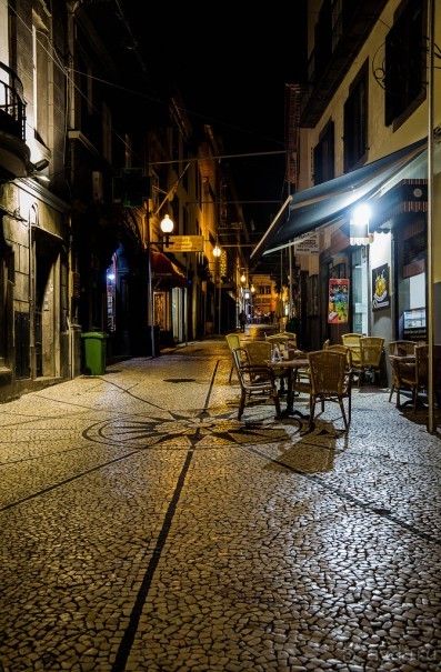 ВЕЧЕРНИЕ УЛИЦЫ НА МАДЕЙРЕ В НОЯБРЕ