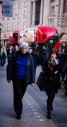 ЛЮДИ НА УЛИЦАХ ЛОНДОНА В НАЧАЛЕ МАРТА