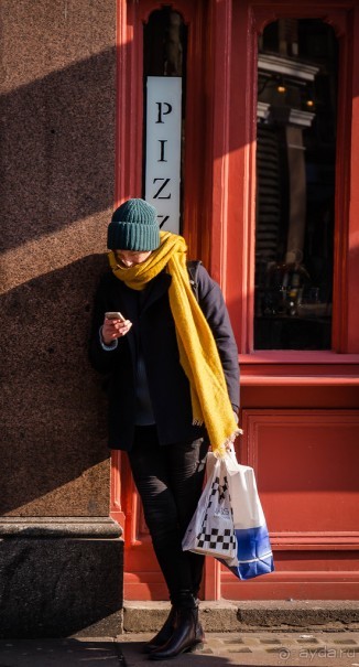 ЛЮДИ НА УЛИЦАХ ЛОНДОНА В НАЧАЛЕ МАРТА