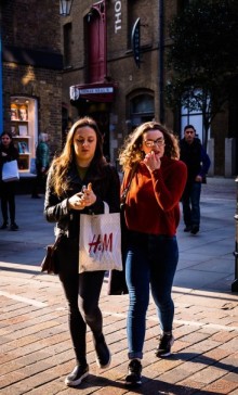 ЛЮДИ НА УЛИЦАХ ЛОНДОНА В НАЧАЛЕ МАРТА