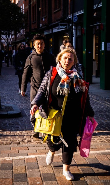 ЛЮДИ НА УЛИЦАХ ЛОНДОНА В НАЧАЛЕ МАРТА
