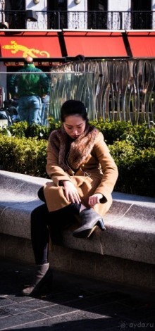 ЛЮДИ НА УЛИЦАХ ЛОНДОНА В НАЧАЛЕ МАРТА