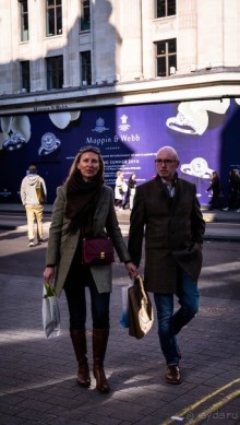 ЛЮДИ НА УЛИЦАХ ЛОНДОНА В НАЧАЛЕ МАРТА