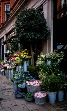 ЛЮДИ НА УЛИЦАХ ЛОНДОНА В НАЧАЛЕ МАРТА