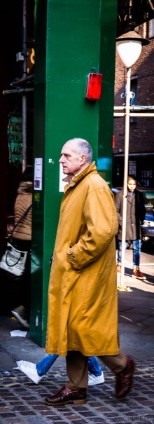 ЛЮДИ НА УЛИЦАХ ЛОНДОНА В НАЧАЛЕ МАРТА