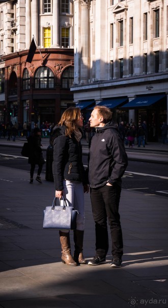 ЛЮДИ НА УЛИЦАХ ЛОНДОНА В НАЧАЛЕ МАРТА