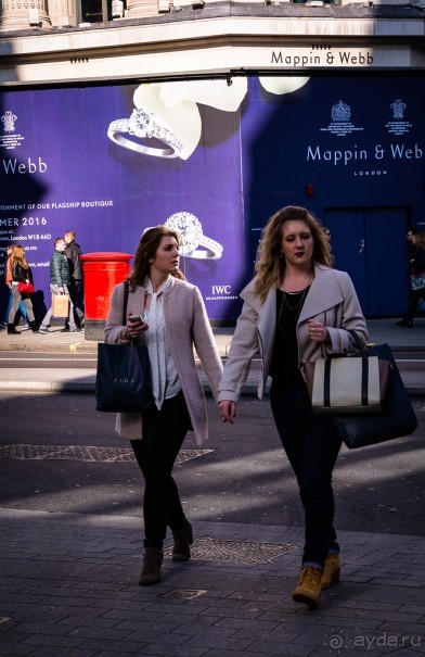 ЛЮДИ НА УЛИЦАХ ЛОНДОНА В НАЧАЛЕ МАРТА