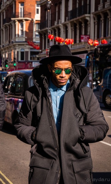 ЛЮДИ НА УЛИЦАХ ЛОНДОНА В НАЧАЛЕ МАРТА