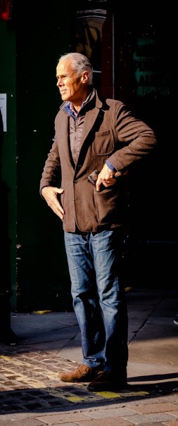 ЛЮДИ НА УЛИЦАХ ЛОНДОНА В НАЧАЛЕ МАРТА