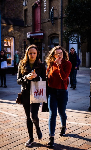 ЛЮДИ НА УЛИЦАХ ЛОНДОНА В НАЧАЛЕ МАРТА