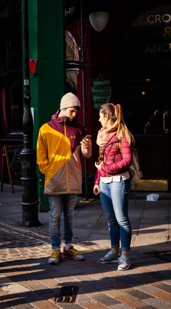 ЛЮДИ НА УЛИЦАХ ЛОНДОНА В НАЧАЛЕ МАРТА