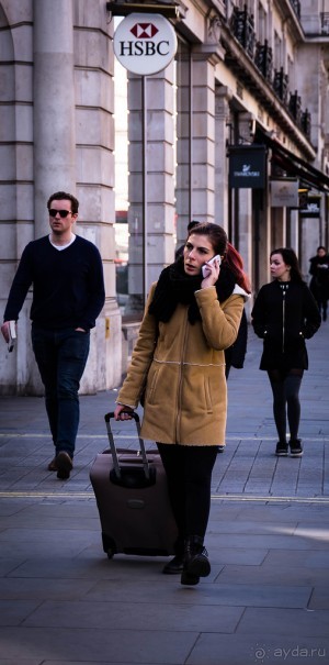 ЛЮДИ НА УЛИЦАХ ЛОНДОНА В НАЧАЛЕ МАРТА