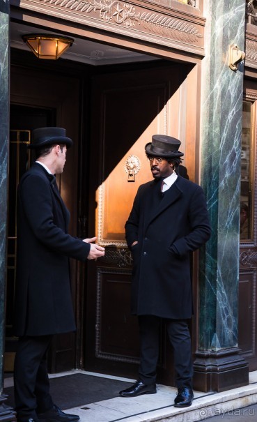 ЛЮДИ НА УЛИЦАХ ЛОНДОНА В НАЧАЛЕ МАРТА