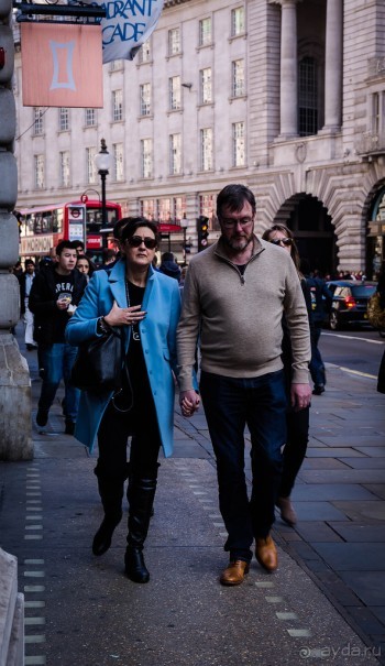 ЛЮДИ НА УЛИЦАХ ЛОНДОНА В НАЧАЛЕ МАРТА