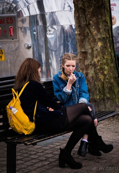 ЛЮДИ НА УЛИЦАХ ЛОНДОНА В КОНЦЕ МАРТА