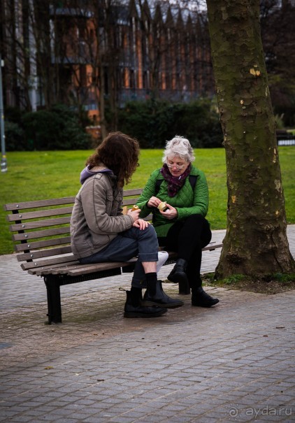 ЛЮДИ НА УЛИЦАХ ЛОНДОНА В КОНЦЕ МАРТА