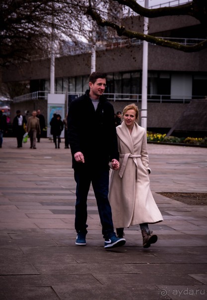 ЛЮДИ НА УЛИЦАХ ЛОНДОНА В КОНЦЕ МАРТА