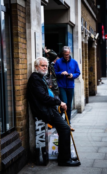 ЛЮДИ НА УЛИЦАХ ЛОНДОНА В КОНЦЕ МАРТА