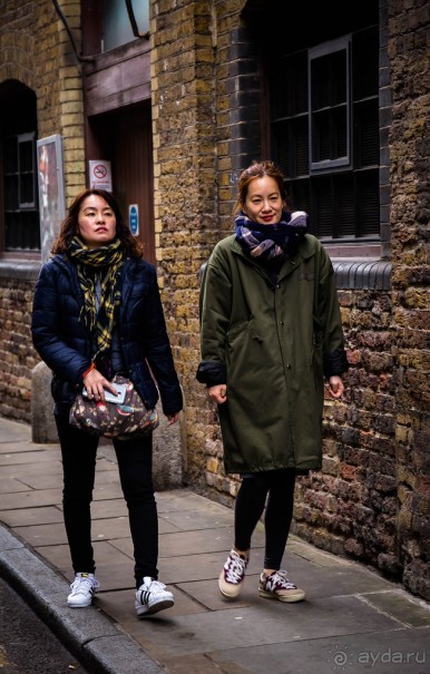 ЛЮДИ НА УЛИЦАХ ЛОНДОНА В КОНЦЕ МАРТА