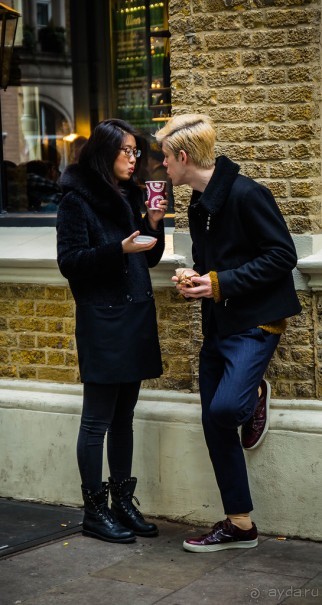 ЛЮДИ НА УЛИЦАХ ЛОНДОНА В КОНЦЕ МАРТА