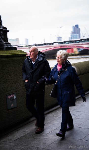 ЛЮДИ НА УЛИЦАХ ЛОНДОНА В КОНЦЕ МАРТА