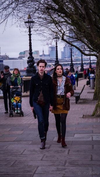 ЛЮДИ НА УЛИЦАХ ЛОНДОНА В КОНЦЕ МАРТА