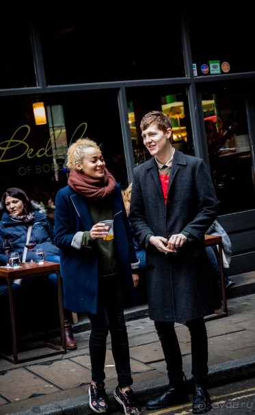 ЛЮДИ НА УЛИЦАХ ЛОНДОНА В КОНЦЕ МАРТА