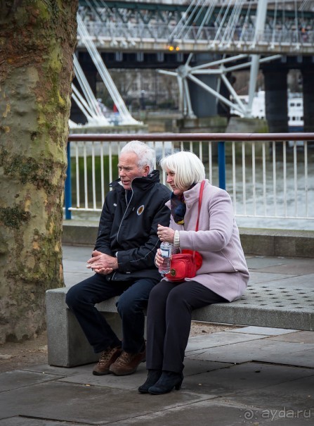 ЛЮДИ НА УЛИЦАХ ЛОНДОНА В КОНЦЕ МАРТА