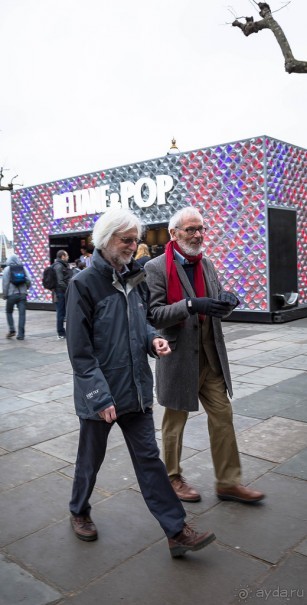 ЛЮДИ НА УЛИЦАХ ЛОНДОНА В КОНЦЕ МАРТА