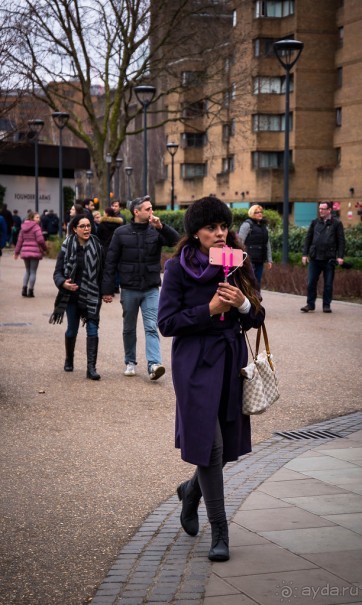 ЛЮДИ НА УЛИЦАХ ЛОНДОНА В КОНЦЕ МАРТА