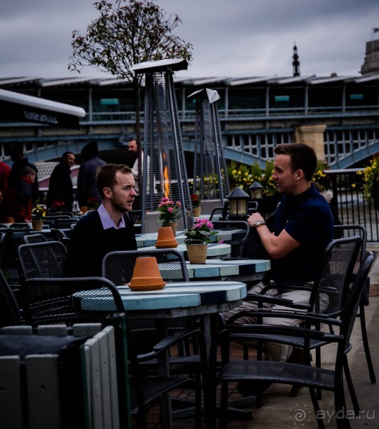 ЛЮДИ НА УЛИЦАХ ЛОНДОНА В КОНЦЕ МАРТА