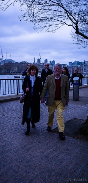 ЛЮДИ НА УЛИЦАХ ЛОНДОНА В КОНЦЕ МАРТА