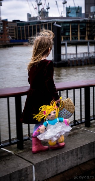 ЛЮДИ НА УЛИЦАХ ЛОНДОНА В КОНЦЕ МАРТА