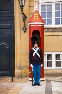 КАРАУЛ ГВАРДЕЙЦЕВ У КОРОЛЕВСКОГО ДВОРЦА В КОПЕНГАГЕНЕ