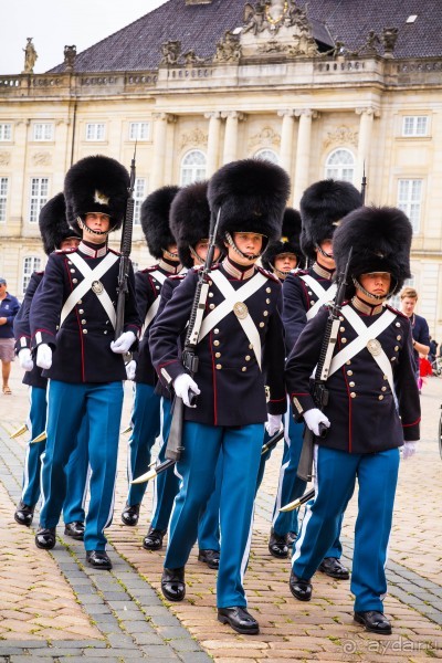 КАРАУЛ ГВАРДЕЙЦЕВ У КОРОЛЕВСКОГО ДВОРЦА В КОПЕНГАГЕНЕ