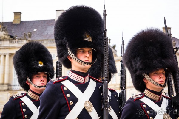 КАРАУЛ ГВАРДЕЙЦЕВ У КОРОЛЕВСКОГО ДВОРЦА В КОПЕНГАГЕНЕ