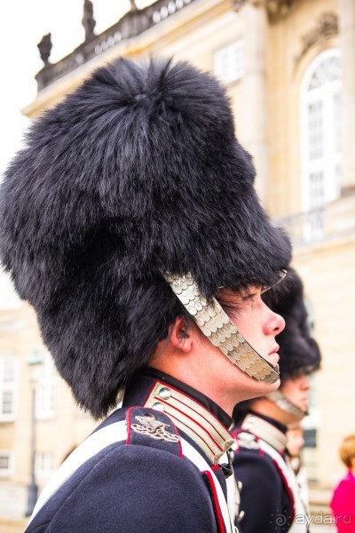 КАРАУЛ ГВАРДЕЙЦЕВ У КОРОЛЕВСКОГО ДВОРЦА В КОПЕНГАГЕНЕ
