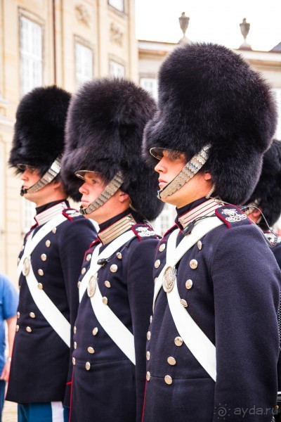 КАРАУЛ ГВАРДЕЙЦЕВ У КОРОЛЕВСКОГО ДВОРЦА В КОПЕНГАГЕНЕ