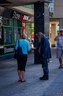 ЛЮДИ НА ОЗЕРЕ ОНТАРИО В ТОРОНТО