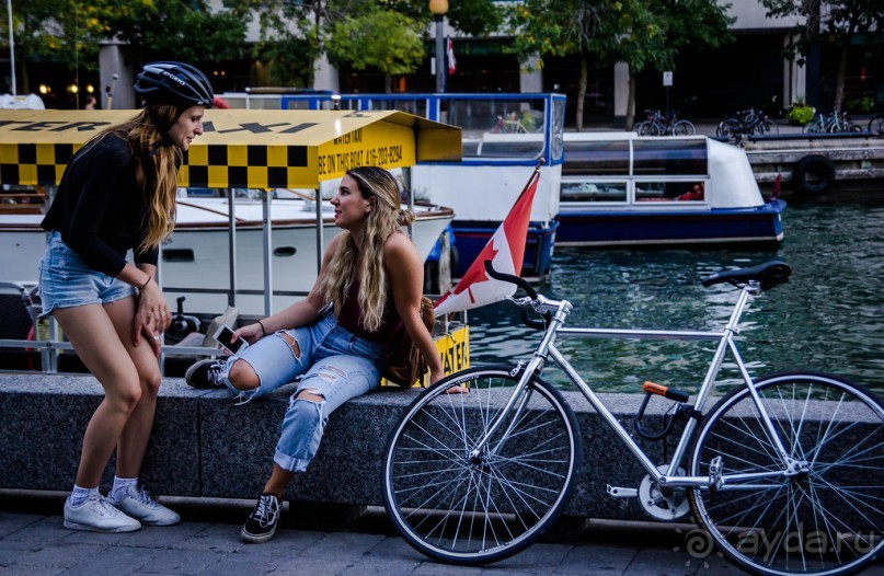 ЛЮДИ НА ОЗЕРЕ ОНТАРИО В ТОРОНТО