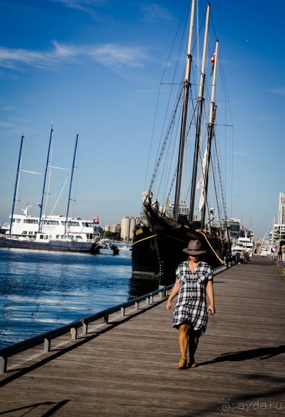 ЛЮДИ НА ОЗЕРЕ ОНТАРИО В ТОРОНТО