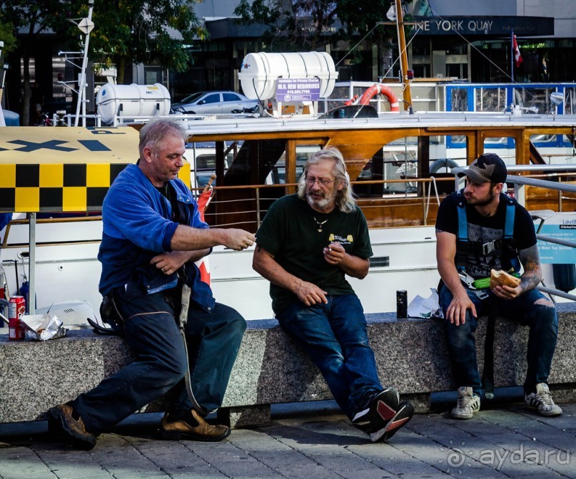 ЛЮДИ НА ОЗЕРЕ ОНТАРИО В ТОРОНТО