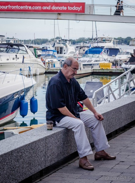 ЛЮДИ НА ОЗЕРЕ ОНТАРИО В ТОРОНТО