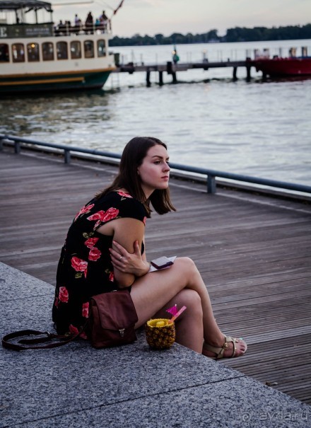 ЛЮДИ НА ОЗЕРЕ ОНТАРИО В ТОРОНТО