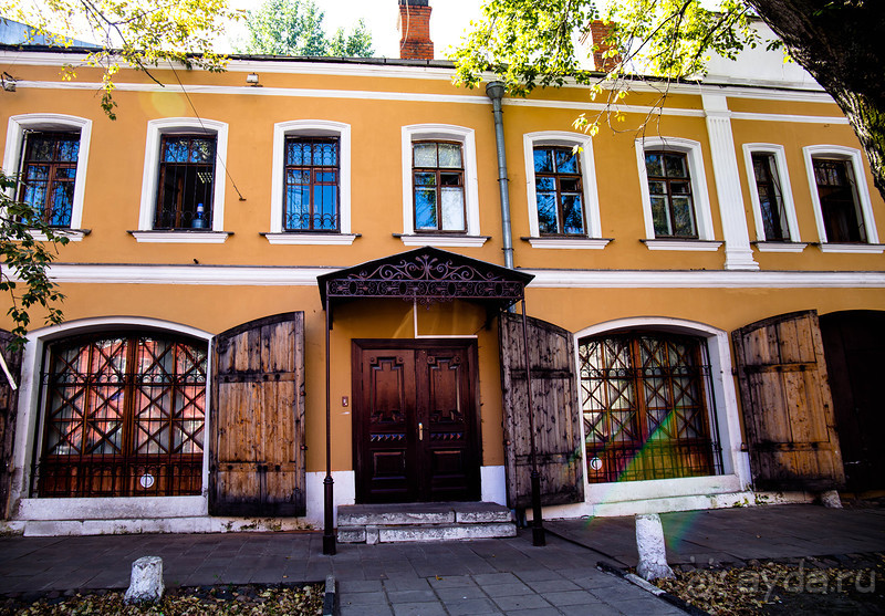 АНДРОНИКОВ МОНАСТЫРЬ И КУПЕЧЕСКИЕ ДОМИКИ (В МОСКВЕ - УЛИЦА ШКОЛЬНАЯ, ПО ДОРОГЕ К МОНАСТЫРЮ)